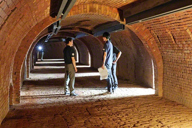 保存修理工事を終えた「ホフマン輪窯6号窯」の内部。今後、飲食や展示のスペースを整備し、2027年度のオープンを目指している（7月31日、深谷市内で）