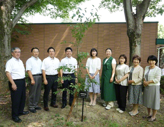 小平市の創価学園で行われた教育本部の「サマーフェスタ」に先立ち、代表が記念のカメラに（3日）