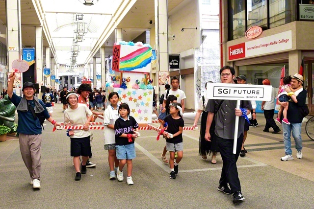 威勢の良いかけ声とともに元気よく行進