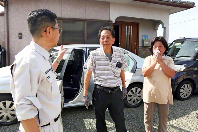 自宅で被災した大槻雅英さん㊥と惠子さん㊨。中山総県長に励まされ「水害なんかに負けられない」と奮い立つ