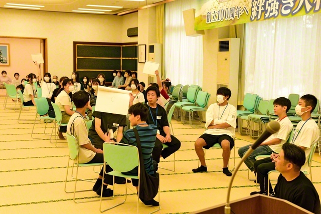 チーム対抗のクイズ大会で競い合う参加者