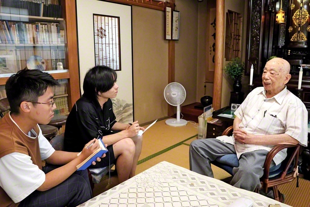 「池田先生が未来を託された青年の皆さんに、大いに活躍していただきたい」――嘉喜田さん㊨の話に真剣に耳を傾ける弘本さん㊧と山口さん（3日、さいたま市内で）