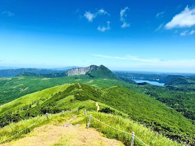 摩周火山の一つ、西別岳は低山ながら、高山植物が多く生息している（7月21日、標茶町、太田晴美）