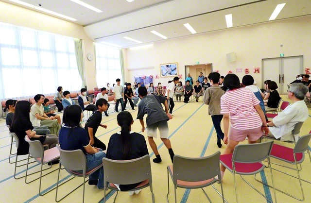 「今日、勤行してきた人？」などさまざまな質問が飛び交う“なんでもバスケット”（9日、青葉平和会館、柴田富士子通信員）