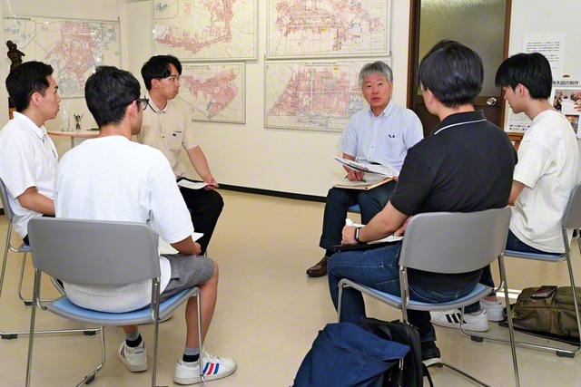 近藤館長を囲んで和やかな語らいが弾む