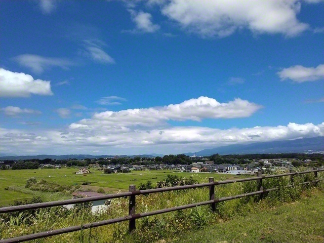 青空と田園（8月4日、佐久市、荻原三智子通信員）