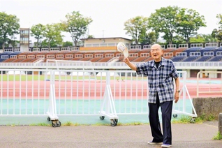 横浜・三ツ沢の競技場前に立つ飛田さん