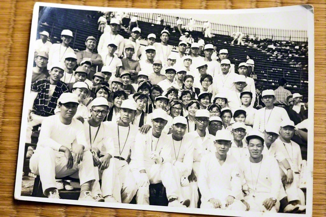 「若人の祭典」で記念のカメラに納まる青年たち