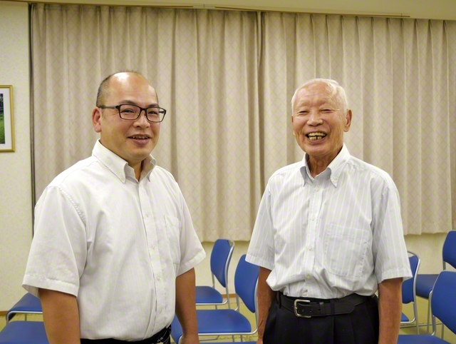 藤田さん㊨と江崎地区部長。共に広布の最前線を駆ける