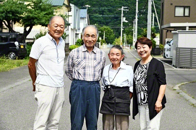 入会した豊川さん夫妻（左から2、3人目）は紹介者の大村さん夫妻（両端の2人）と40年来の近所づきあい。いつしか何でも語り合える仲に