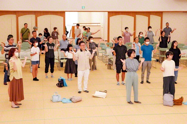 長良圏では佐藤愛子圏女子未来部長を中心に、参加者全員でリズム体操を行った（長良文化会館で）