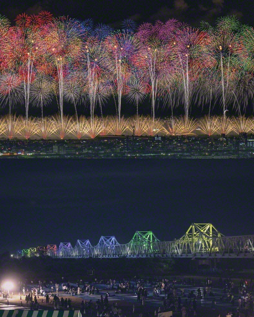 「復興祈願花火フェニックス」（写真上）は打ち上げ幅は約2キロにおよび、大花火大会を代表する演目の一つ
