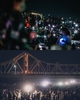 花火職人への感謝を込めてライトをかざす（写真上）