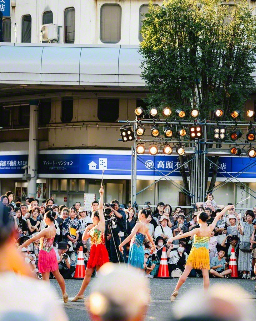 大手通十字路ステージにて披露された華麗なバトントワリング