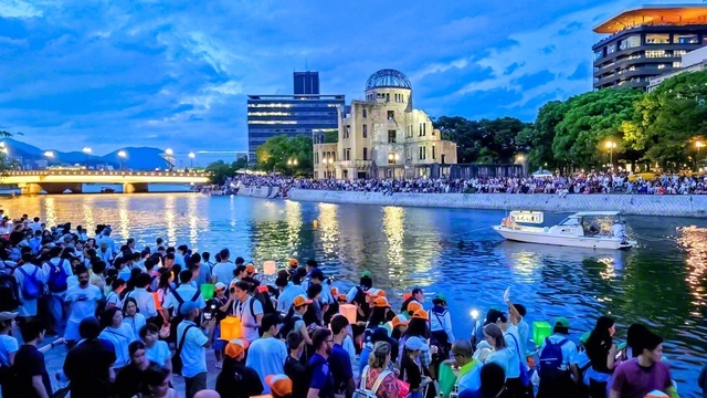 元安川親水テラスでの「灯ろう流し」。多くの市民や観光客が足を運ぶ（広島市中区、髙沖光代通信員）