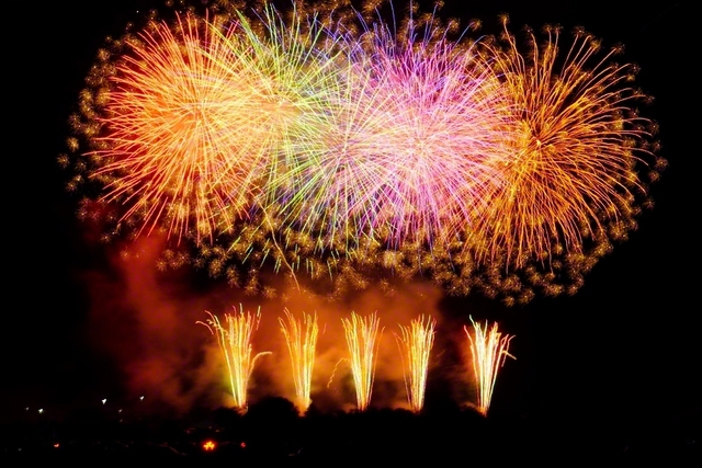 盛大に打ち上がる安曇野花火(8月14日、安曇野市)