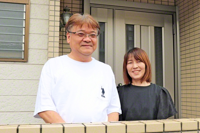 石田さん㊧と妻の有紀さん