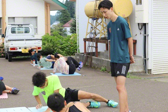 トレーニングをサポートする中村副主務（右端）