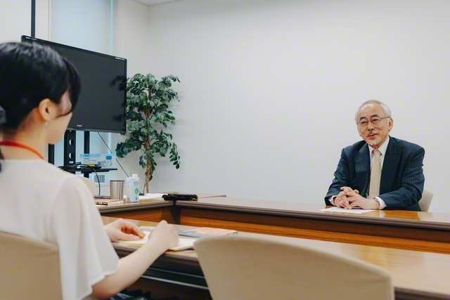 スチューデントリポーターに語りかける水谷修さん