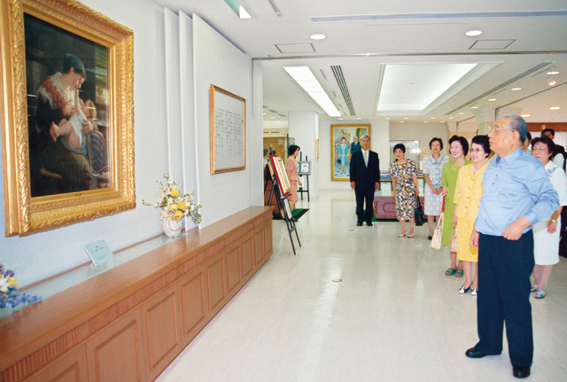 東京・信濃町の創価世界女性会館を初訪問し、館内を視察する池田先生ご夫妻。見つめ合う母と子を描いた絵画「ハッピーマザー」を鑑賞した（2000年9月9日）
