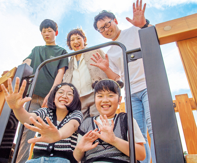 一人一人が太陽の存在と輝く三浦さん一家。右から夫・隆寛さん、次女・陽華さん（小学2年）、三浦さん、長女・陽向さん（小学6年）、長男・陽翔さん（中学2年）
