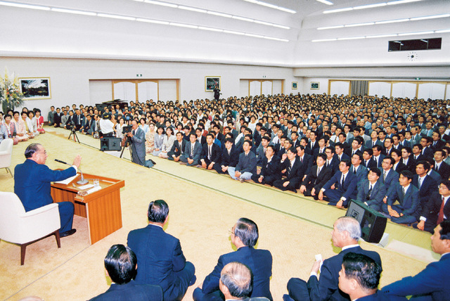 「懐かしい皆さまとお会いできて、たいへんうれしい」――9年ぶりに熊本を訪れた池田先生。「熊本・大分合同記念会合」では、〈①張りのある勤行　②無理と無駄のない生活　③献身の行動　④教養のある食生活〉の「健康の4モットー」を提案し、「心身ともに健康で、すばらしき生活を送っていただきたい」と語った（1990年9月28日、熊本平和会館）