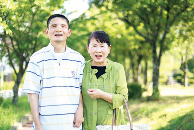 川尻さん㊨と長男・信行さんが笑顔で。「わが子の優しさに何度も救われてきました」と心からの感謝があふれる。自らの体験から得たことを多くの友に語り、希望を届けている