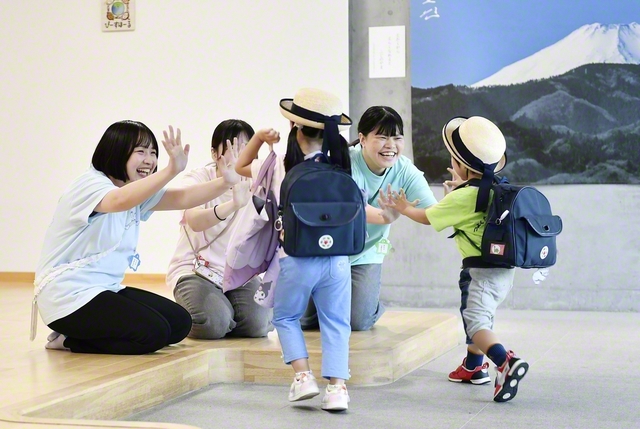 「あ！　おねえさんだ！」「やっと会えたね！」――創大の交流団と園児たちが初対面