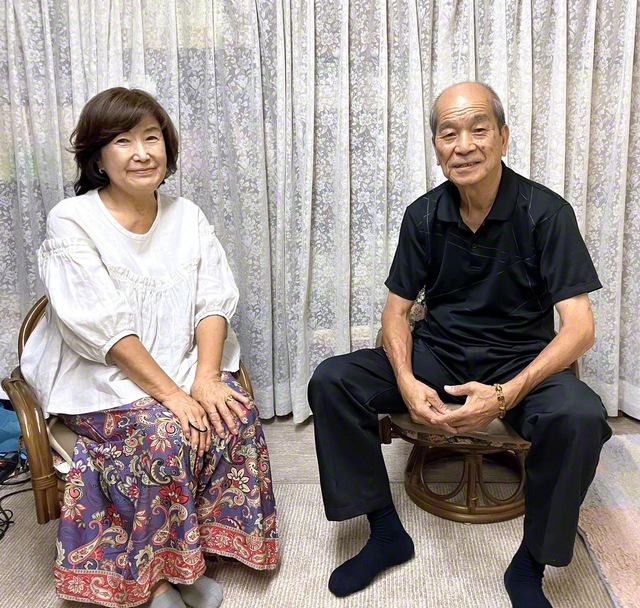 岩田さん㊨と妻・和子さん