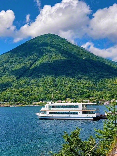 中禅寺湖内を巡る遊覧船。奥には雄大な男体山の姿も（8月8日、日光市内で。髙山良子通信員撮影）
　