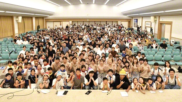 「江東みらい祭り」で行われた「音楽フェス」の参加者全員が記念のカメラに