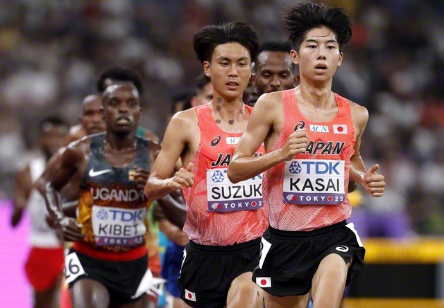 先頭で力走する葛西選手（14日夜、国立競技場で＝時事）