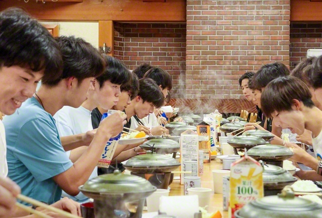 にぎやかな“御嶽組”の夕食の時間