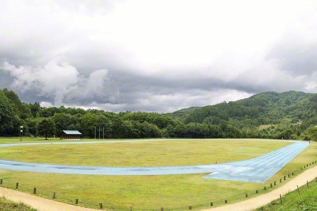 合宿地である「飛騨御嶽高原高地トレーニングエリア」には、全天候型の陸上競技場が整備されている