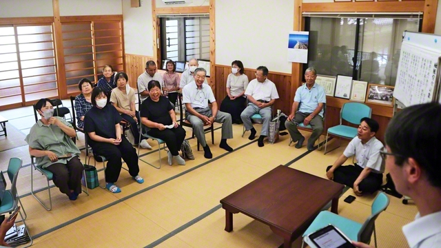 「皆さまの『困った』が『できた！』に変わるまで、お手伝いします」と参加者に寄り添い、聖教電子版の魅力を伝えるキャラバン隊（8月31日、梼原町内で）