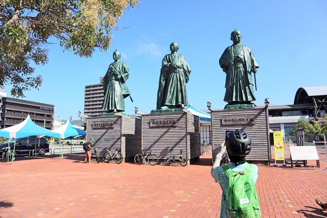 JR高知駅前に設置されている「3志士像」（8月31日）