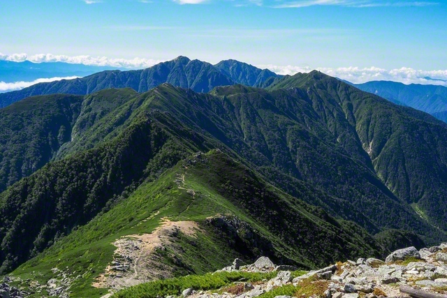 秋晴れの中央アルプス。中央が空木岳