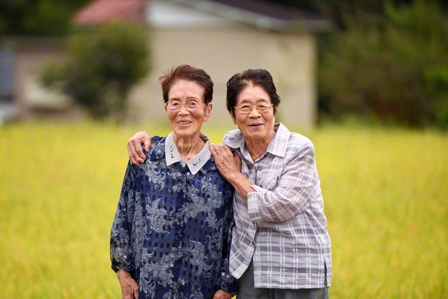 91歳の妹・笑子さん㊨と、来週で96歳になる姉の八千代さん。「あの年で本当に元気だものな」と、近隣の人々からも一目置かれるお二人。友人とおしゃべりしによくお出かけされるそうです