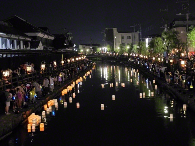 栃木市内で8月に開催された「蔵の街サマーフェスタ2025」。3日には平和祈願の灯ろう流しが行われ、幻想的な明かりが巴波川を優しく包んだ（若松千草通信員撮影）
　