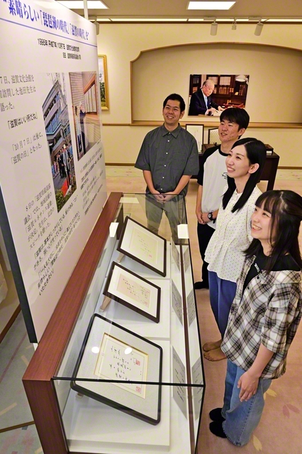 滋賀文化会館の恩師記念室を見学する4人（右から高等部員、小山さん、堀江さん、山崎さん）
