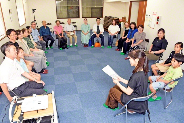 老若男女の同志が、仲良く輪になって行う南大高地区の座談会（緑区内で）