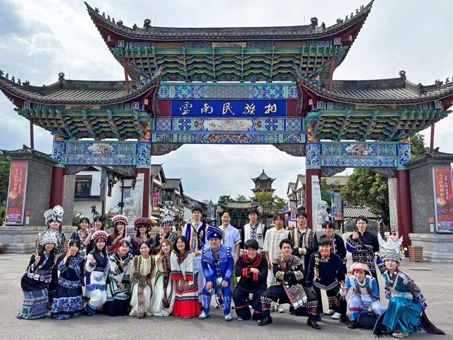 少数民族の衣装体験ができる「雲南民族村」で記念撮影