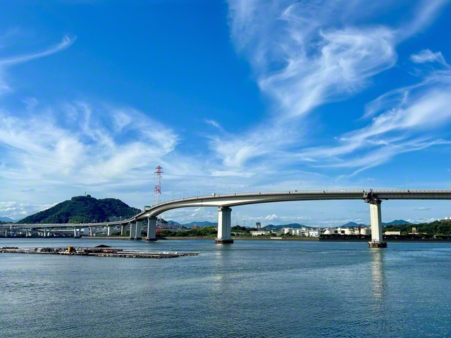 広島市南区と安芸郡坂町をつなぐ「海田大橋」。伸びやかな曲線が美しい。橋の向こうには黄金山が見える（坂町、田中ゆかり通信員）