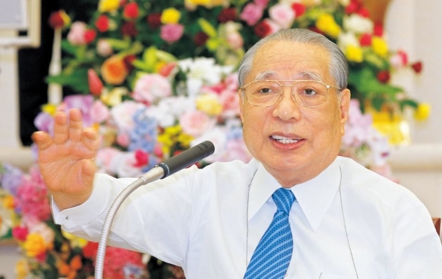 「信心こそ、学会活動こそ、自身を最高に磨きぬいていく道である。絶対に幸福になっていく道なのである」――万感の期待を込め、希望の指針を送る池田先生（2007年11月、関西池田記念会館）