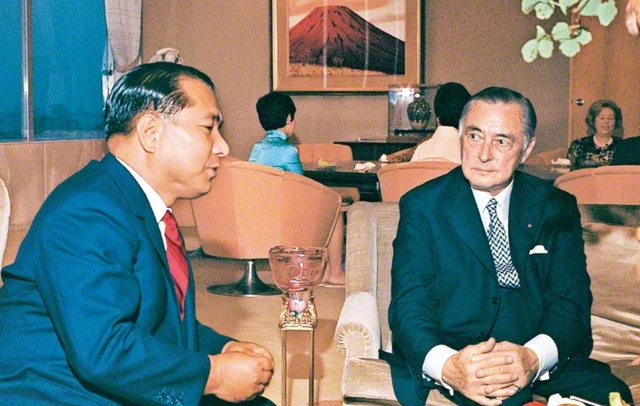 池田先生と欧州統合の父・クーデンホーフ＝カレルギー伯爵との会談（1970年10月7日、東京・信濃町の創価文化会館〈当時〉）。語らいのテーマは仏教史、世界の動向、日本の未来性など多岐にわたった。伯爵は「今こそ平和への貢献のために、仏法が世界に広がっていく時が来ています」と語った