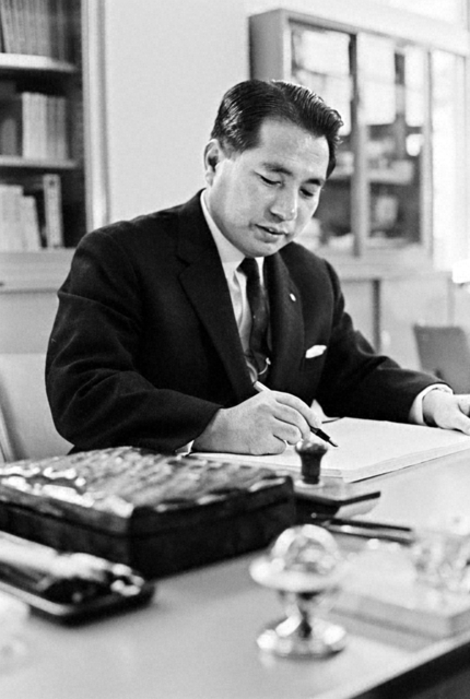 激務の合間を縫って、平和への思いを筆に込める池田先生（1965年、東京で）