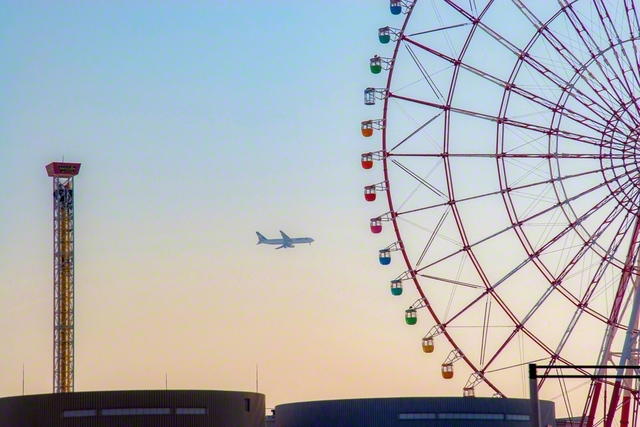 神奈川文化会館に向かう車中、池田先生は大観覧車の向こうに見える飛行機にカメラを向けました（2006年1月）。先生は世界を結ぶ飛行機を通して未来部にエールを送り、“勉強机も、図書館も、部活の練習場も、すべてが未来に羽ばたくための滑走路なのです”と語りました