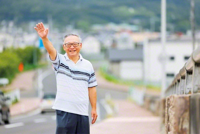 地区部長を20年務め、現在は支部長として、愛する郷里で奮闘している川村さん。「『不撓』の揮毫の意味が、日を追うごとに深まっています」と、静かに、そして燃えるように語る。仕事では、毎月100軒ほどの設備を点検。97歳の母・たつよさん（地区副女性部長）と暮らしながら、年に数回、遊びに来る孫の顔を見るのを楽しみにしている
