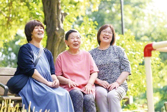女性部の同志と語らいが弾む堺さん㊥。さまざまな活動と並行し、新聞や雑誌への投稿にも挑んできた。約40年で200回を超える掲載数を誇る。ボランティアでカラオケ教室の講師も。「80歳目前ですが、忙しい毎日です」とはつらつ。4人の子どもたちも活躍している