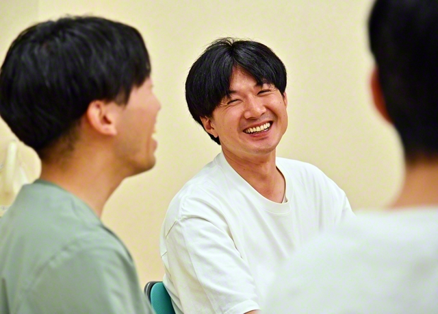 松本さん㊥が東松島本部のメンバーと笑顔で語り合う